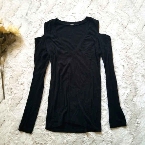 ✨️CL Monrow Black Cold Shoulder Ribbed V Neck Cold XS - Picture 1 of 9